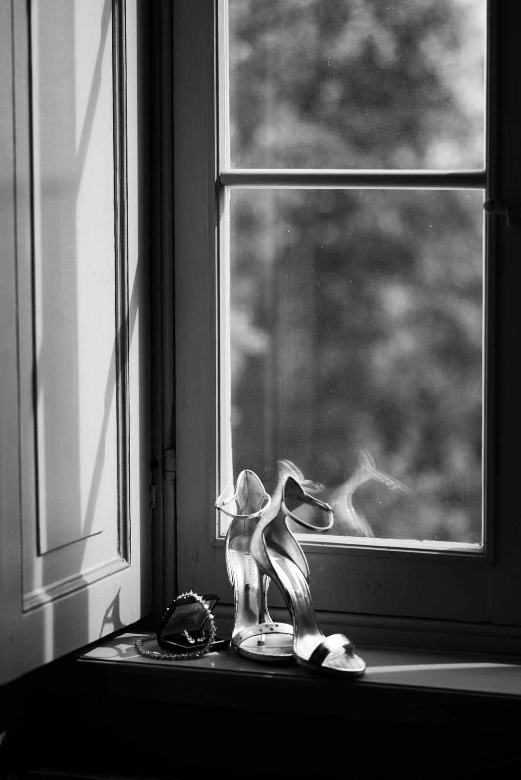 Black-and-white wedding of Nicole and Flavio at Villa Malliana near Lake Como — photograph 3
