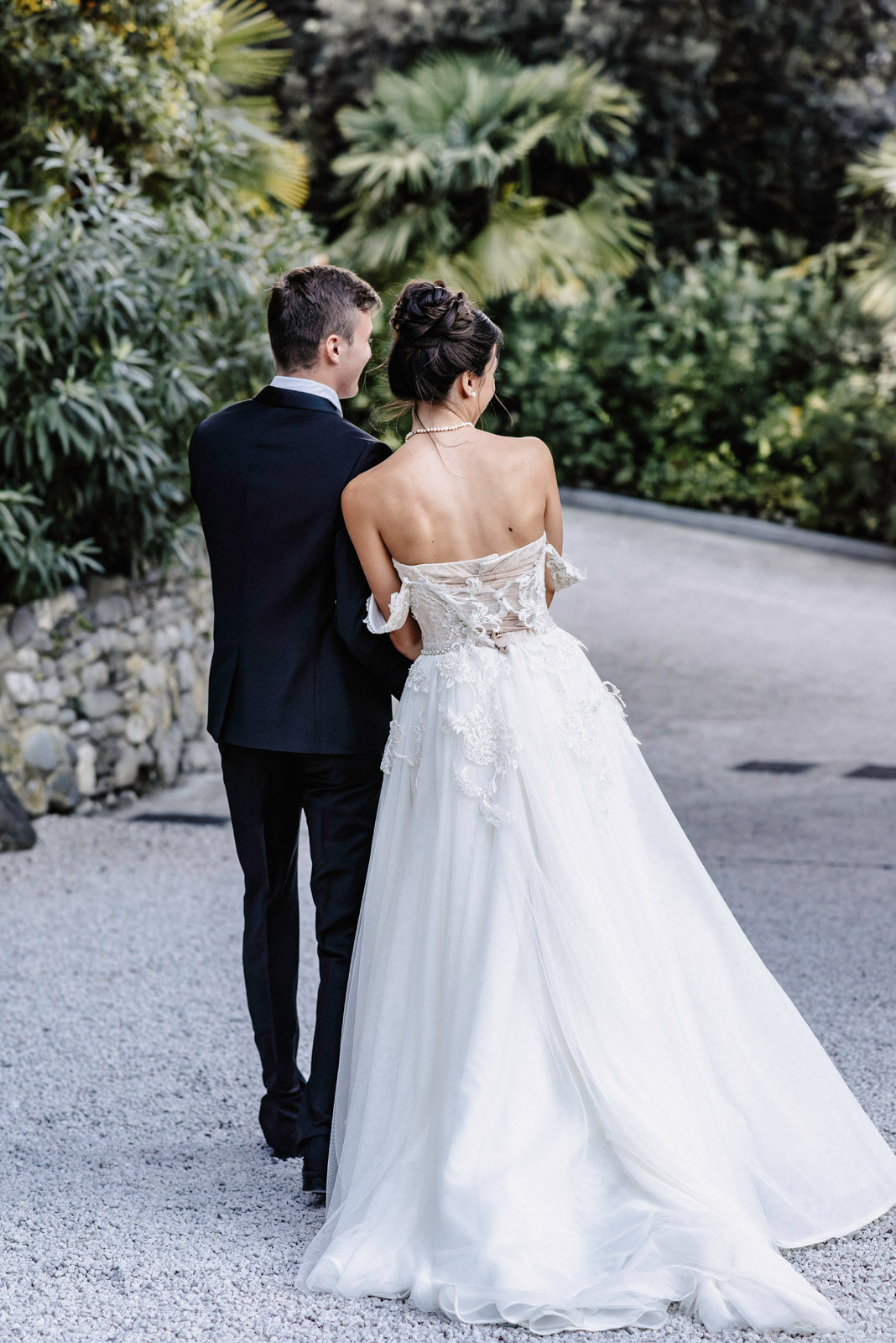Intimate wedding of Valentina and Jordi in a lemon garden near Lake Garda — photograph 3
