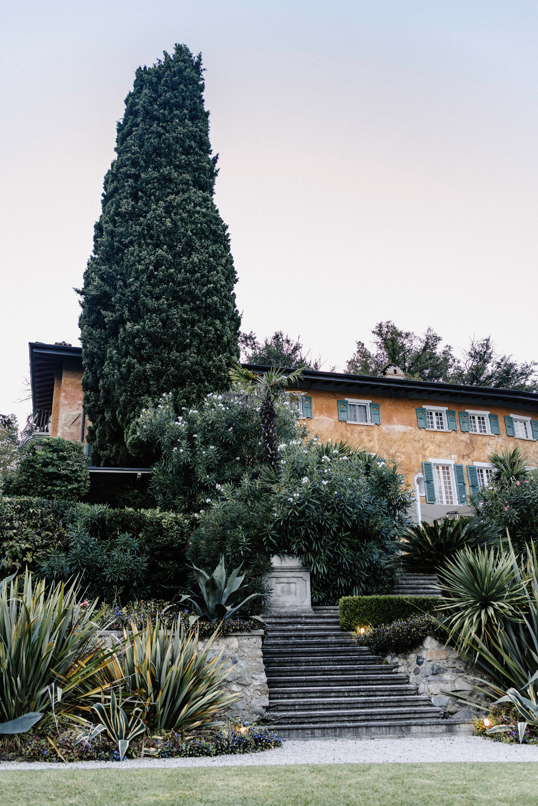 Intimate wedding of Valentina and Jordi in a lemon garden near Lake Garda — photograph 4