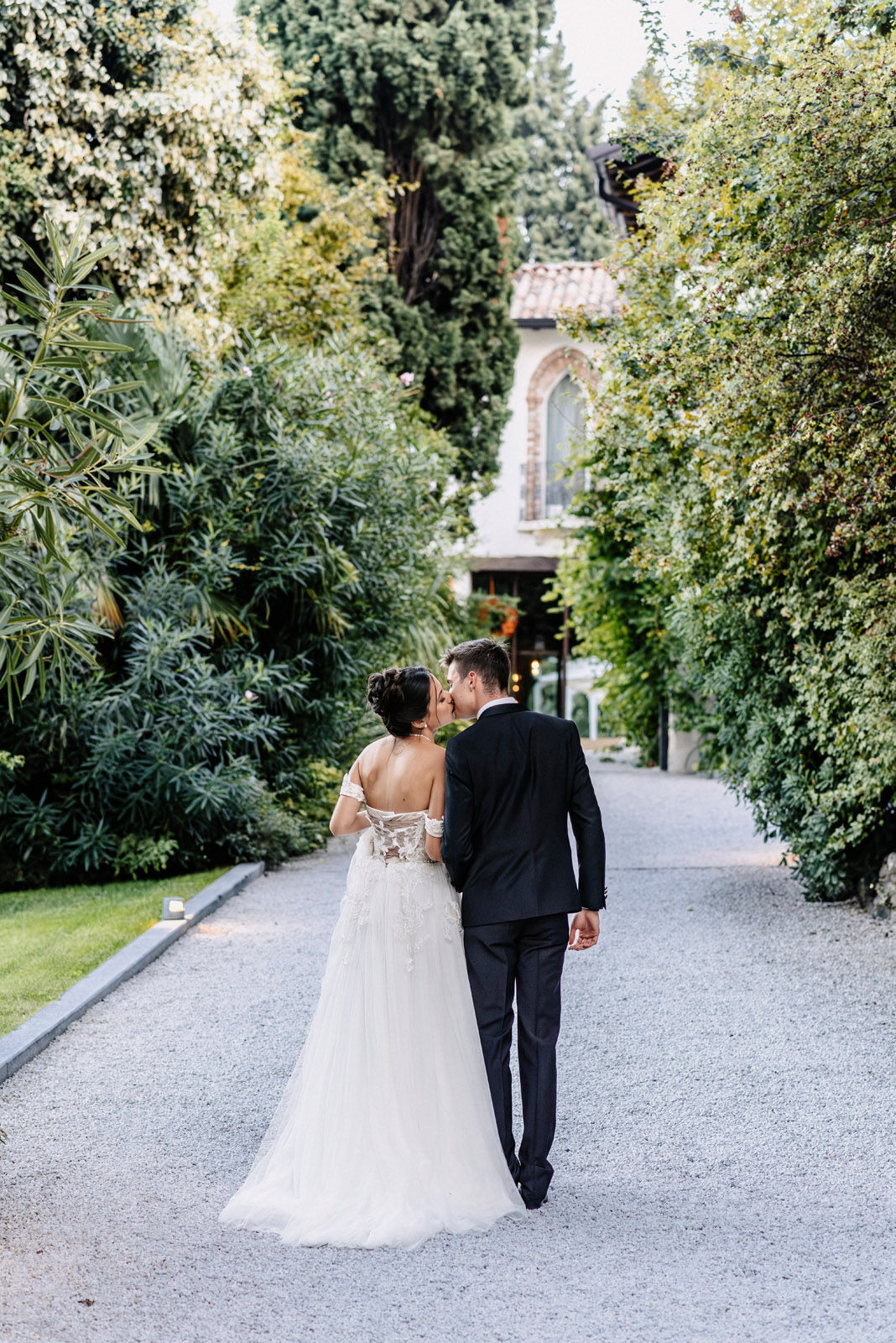 Intimate wedding of Valentina and Jordi in a lemon garden near Lake Garda — photograph 5