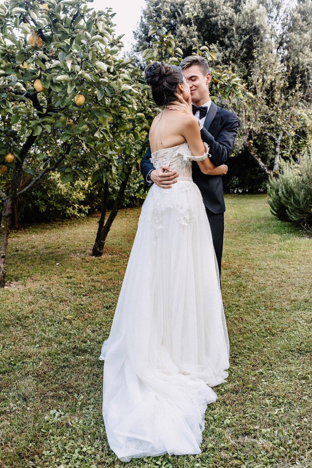 Intimate wedding of Valentina and Jordi in a lemon garden near Lake Garda — photograph 9