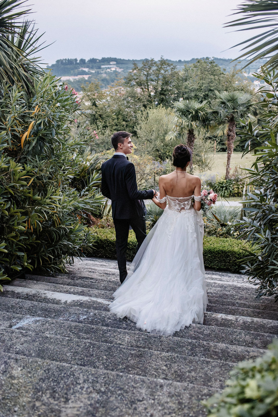 Intimate wedding of Valentina and Jordi in a lemon garden near Lake Garda — photograph 10