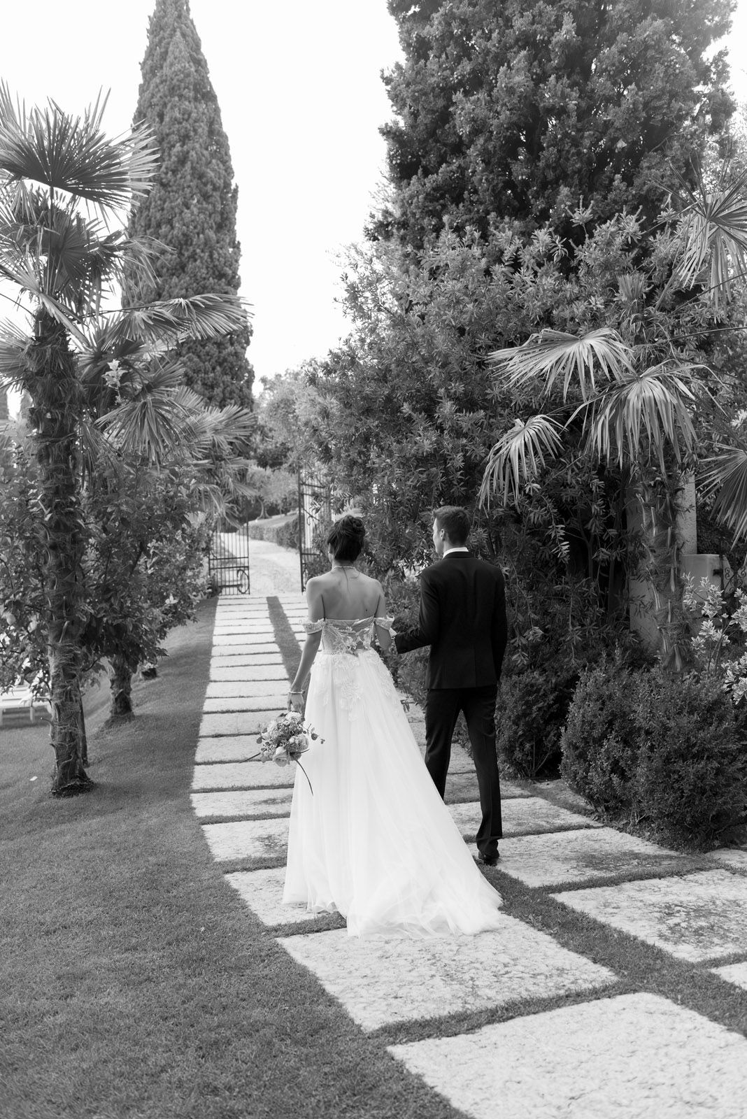 Intimate wedding of Valentina and Jordi in a lemon garden near Lake Garda — photograph 11
