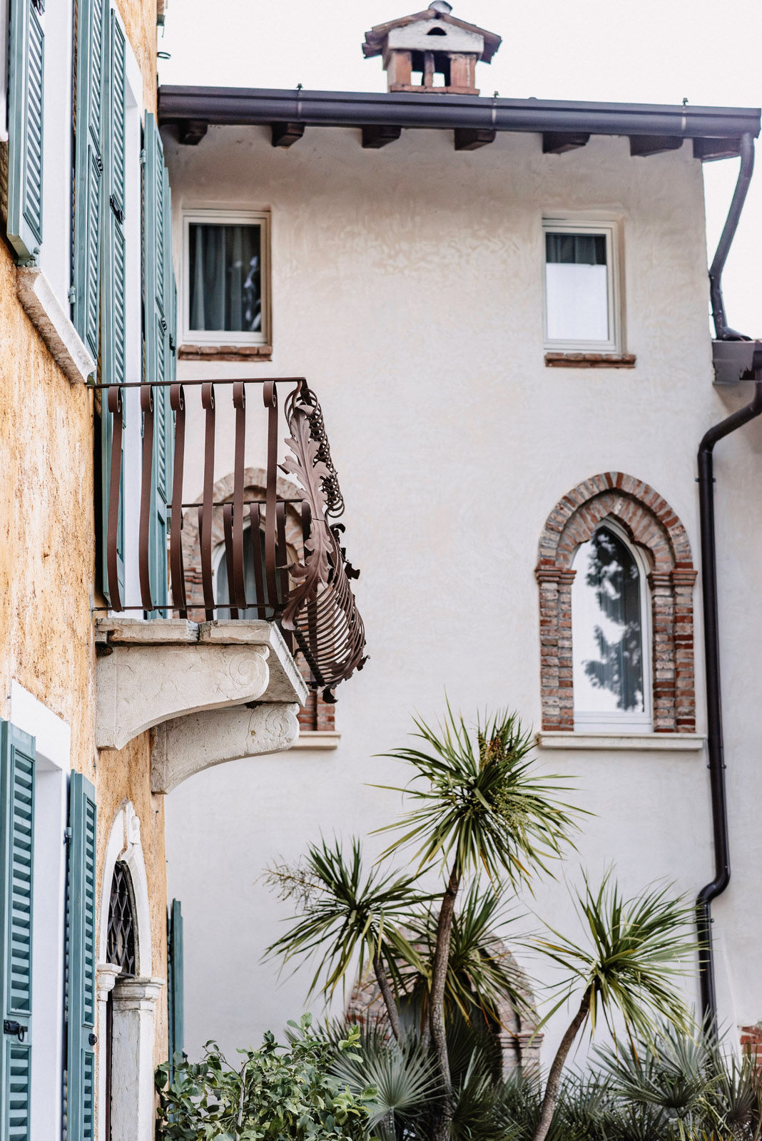 Intimate wedding of Valentina and Jordi in a lemon garden near Lake Garda — photograph 12