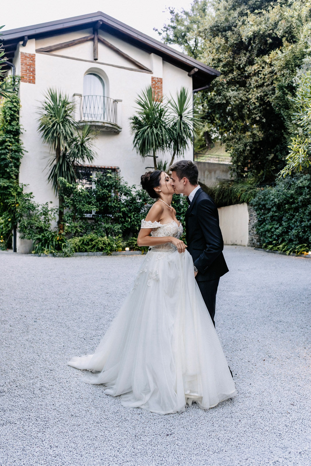 Intimate wedding of Valentina and Jordi in a lemon garden near Lake Garda — photograph 14