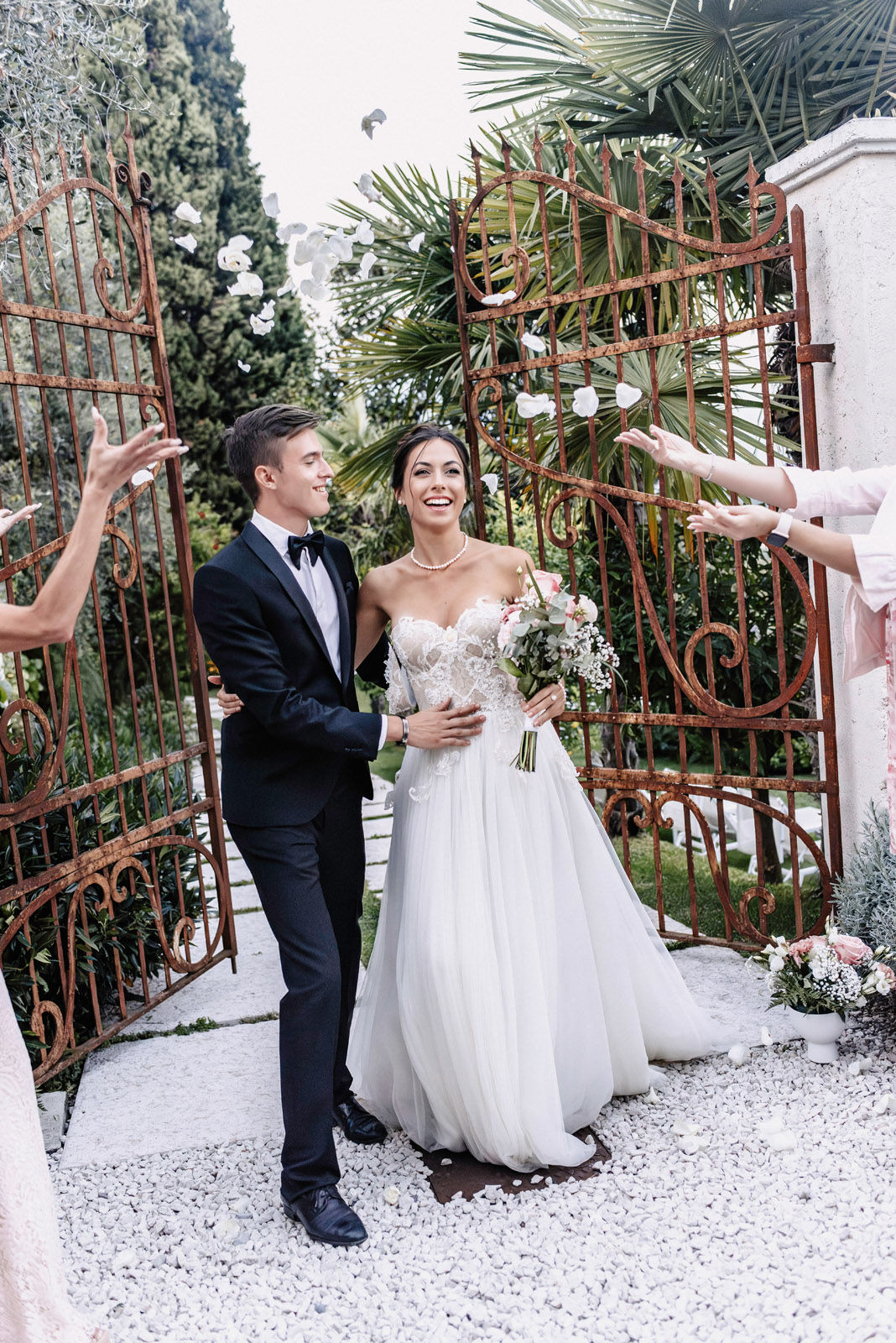 Intimate wedding of Valentina and Jordi in a lemon garden near Lake Garda — photograph 15