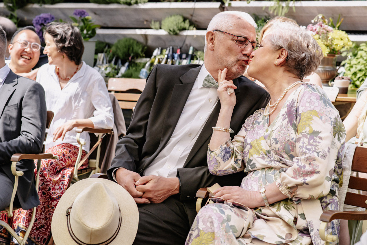 Vineyard wedding at the Mosel in warm evening light — photograph 4