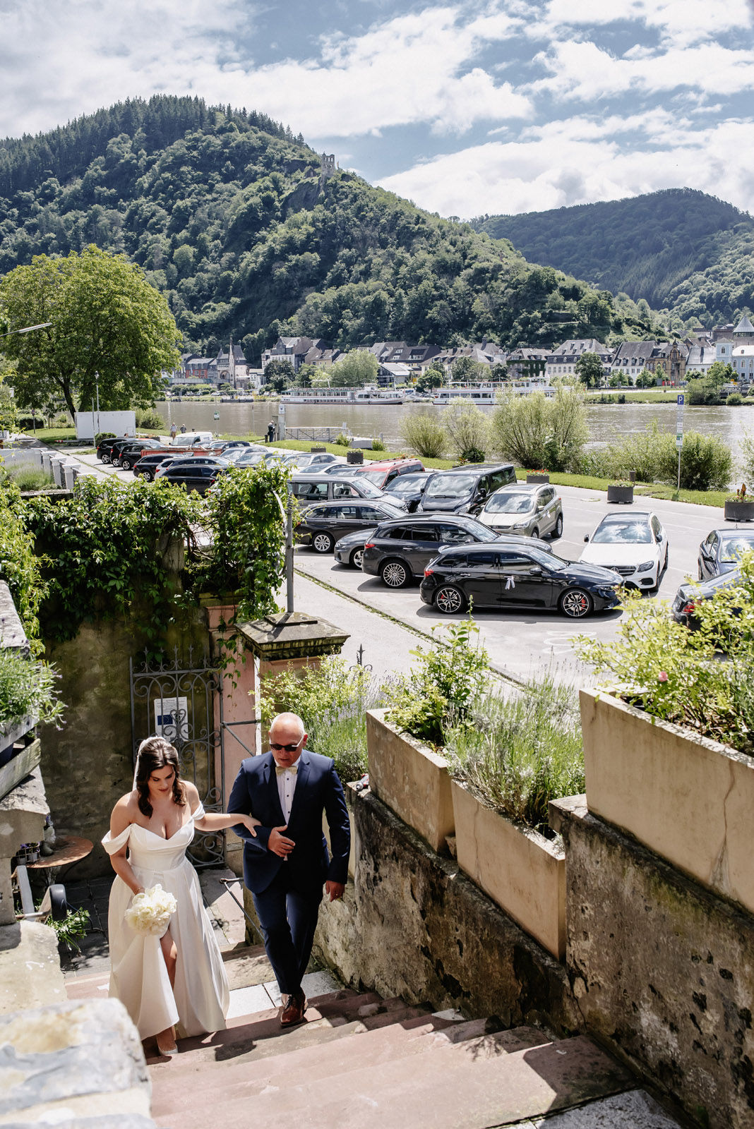 Vineyard wedding at the Mosel in warm evening light — photograph 16