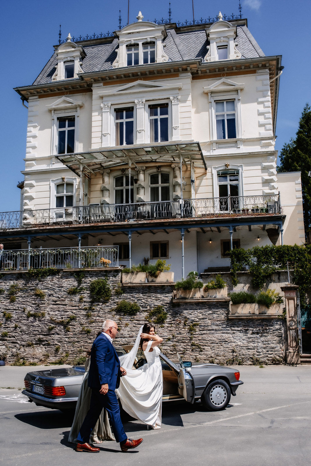 Vineyard wedding at the Mosel in warm evening light — photograph 26