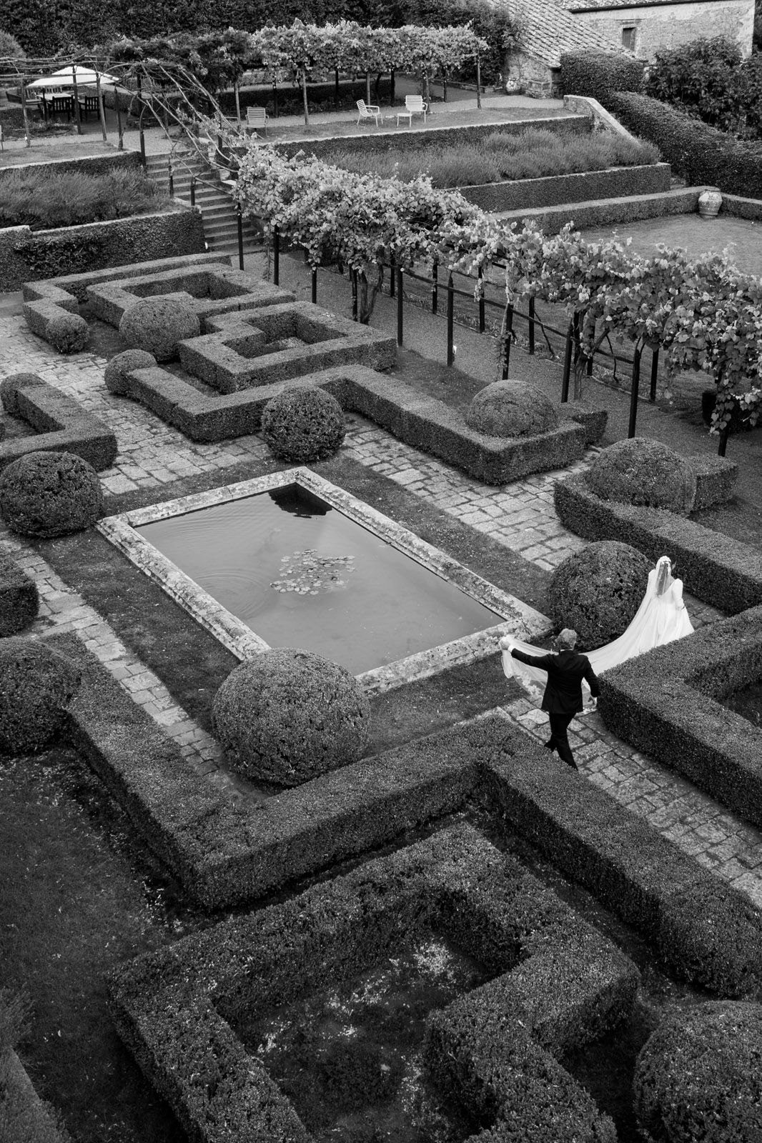 Three-day destination wedding of Fanni and Valentin in Tuscany, Italy — photograph 31
