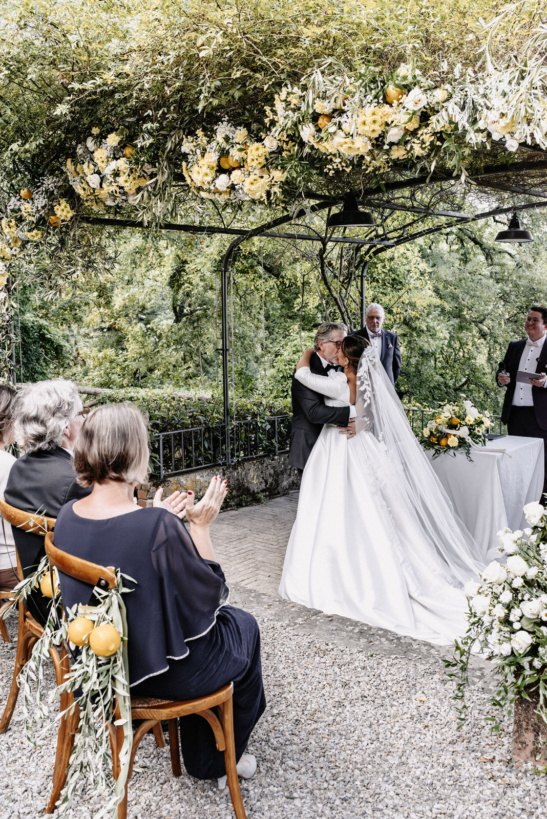 Three-day destination wedding of Fanni and Valentin in Tuscany, Italy — photograph 49