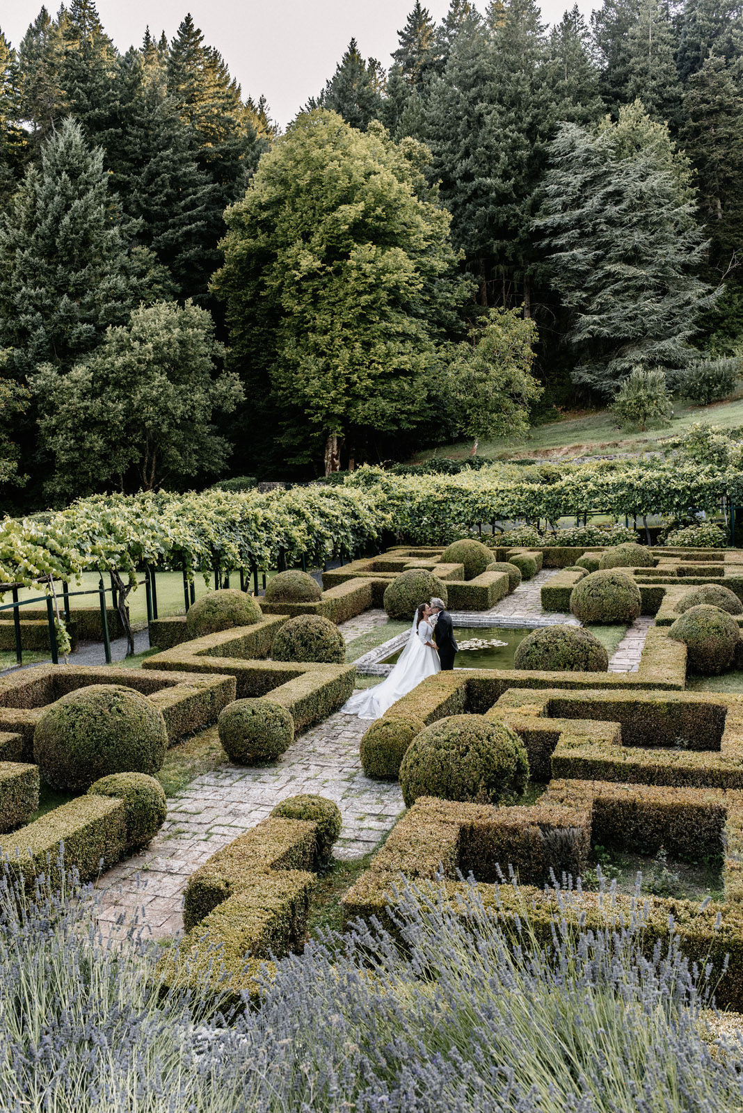 Three-day destination wedding of Fanni and Valentin in Tuscany, Italy — photograph 56